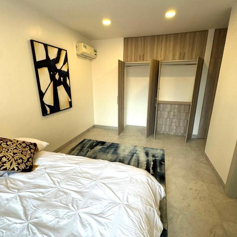 Modern Renovated Apartment overlooking Guayas River in a Prime Location - Four-Bedroom Apartment with Lake View - 28