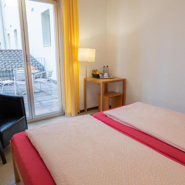 Locarno Youth Hostel - Double Room with Shower - 3