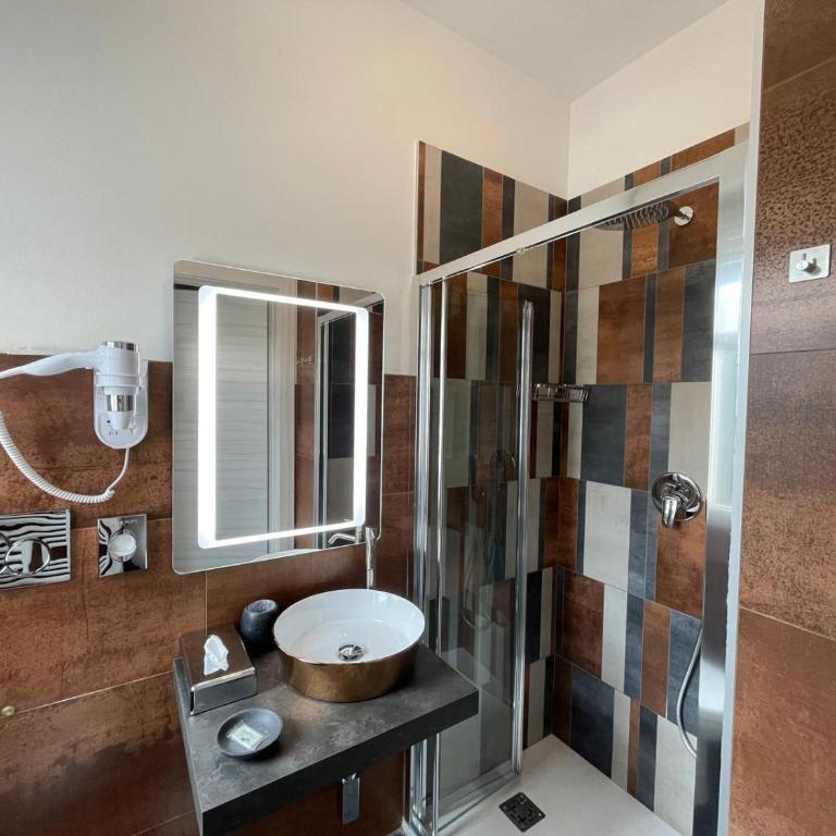 B&B Bologna Fair Tower - Camera Matrimoniale/Doppia con Letti Singoli con Bagno Privato - 10