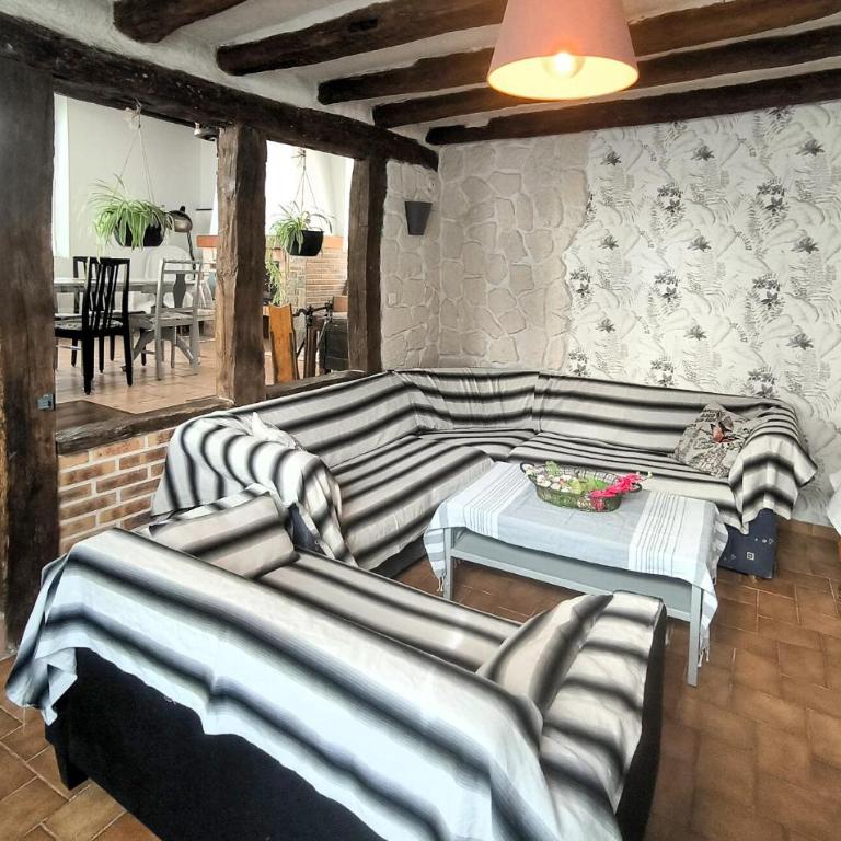 Charmante Maison De Ville - Five-Bedroom Holiday Home - 1