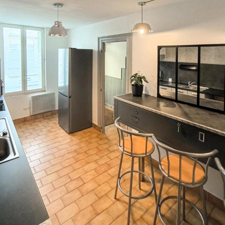 Charmante Maison De Ville - Five-Bedroom Holiday Home - 3