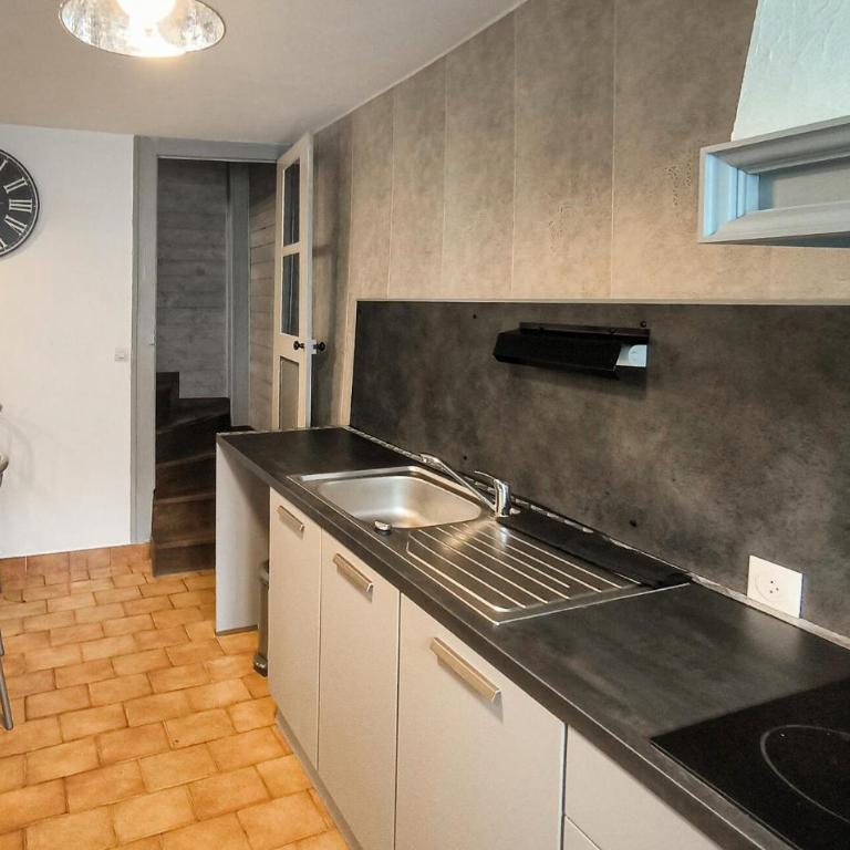 Charmante Maison De Ville - Five-Bedroom Holiday Home - 4