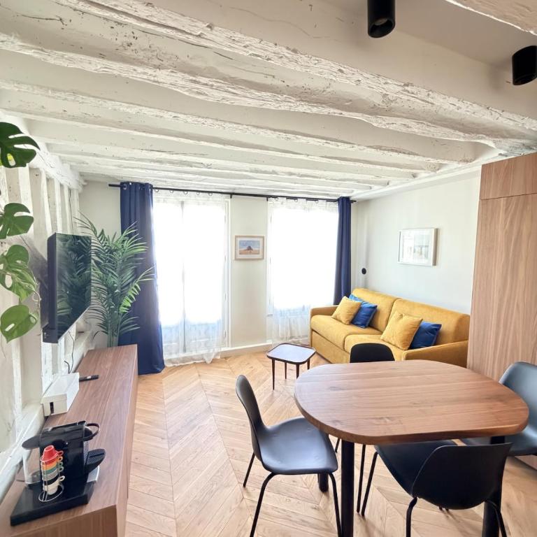 Luxury Apartment - Heart of Le Marais with balcony - Superior Apartment with Balcony - 1