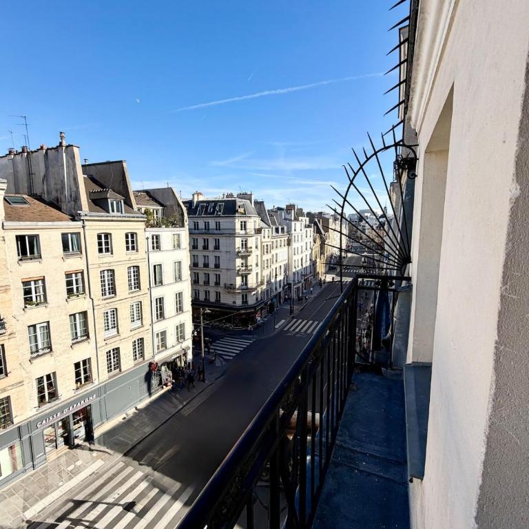 Luxury Apartment - Heart of Le Marais with balcony - Superior Apartment with Balcony - 11