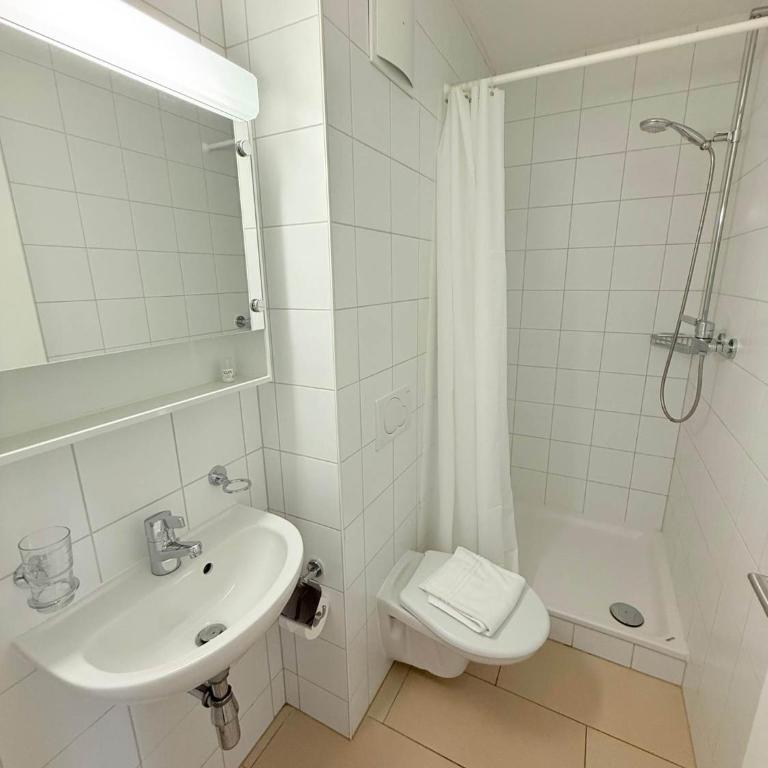 178 Good location spacious and free parking included - Apartment - 13