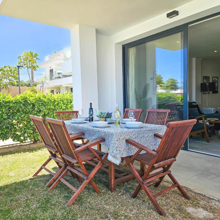 Modern 3 bed garden apt next to pool Casa Banderas - Apartamento con vistas a la piscina - 3