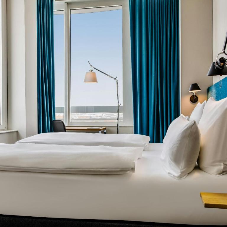 Motel One München-Campus - Superior Zimmer mit Kingsize-Bett - 4