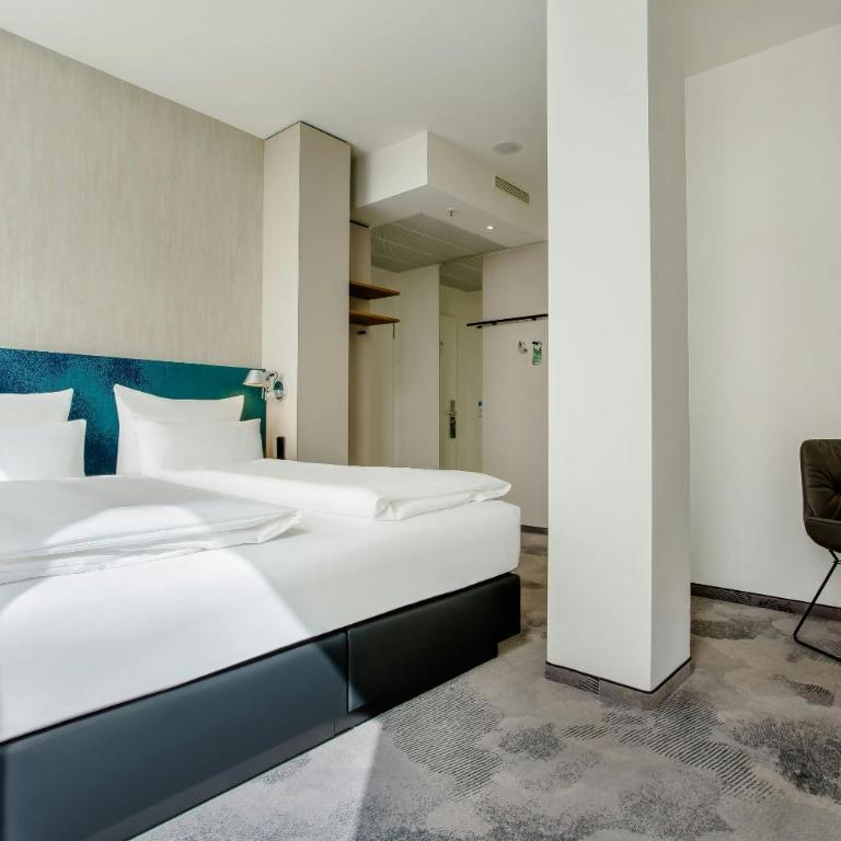 Motel One München-Campus - Superior Zimmer mit Kingsize-Bett - 3