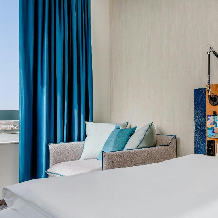 Motel One München-Campus - Deluxe Zimmer (2 Erwachsene & 1 Kind) - 4
