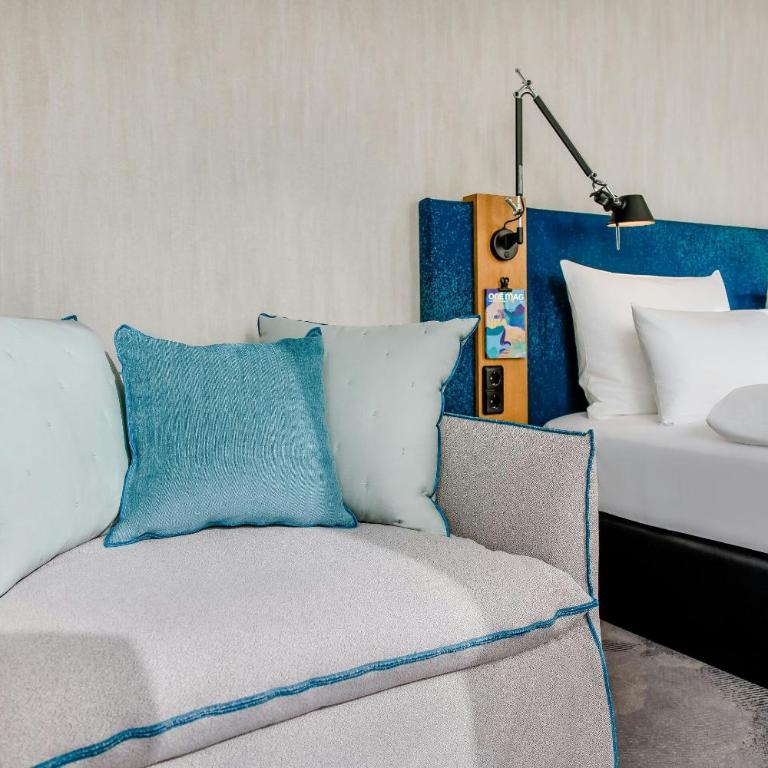 Motel One München-Campus - Deluxe Zimmer (2 Erwachsene & 1 Kind) - 5