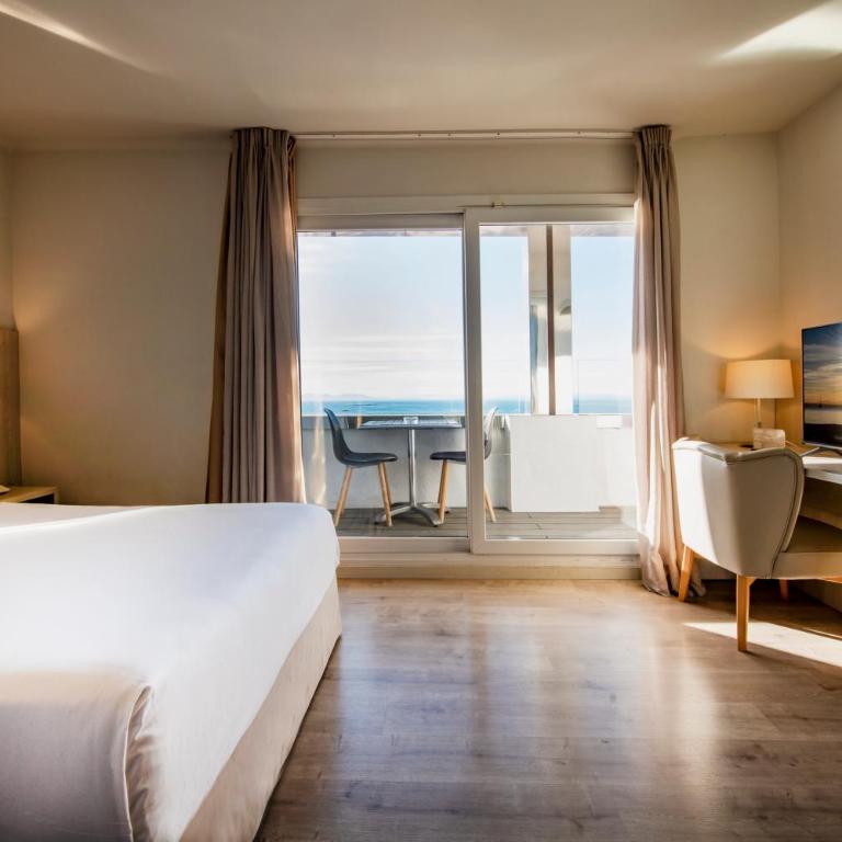 Hotel Marina - Habitación Triple con vistas parciales al mar - 9