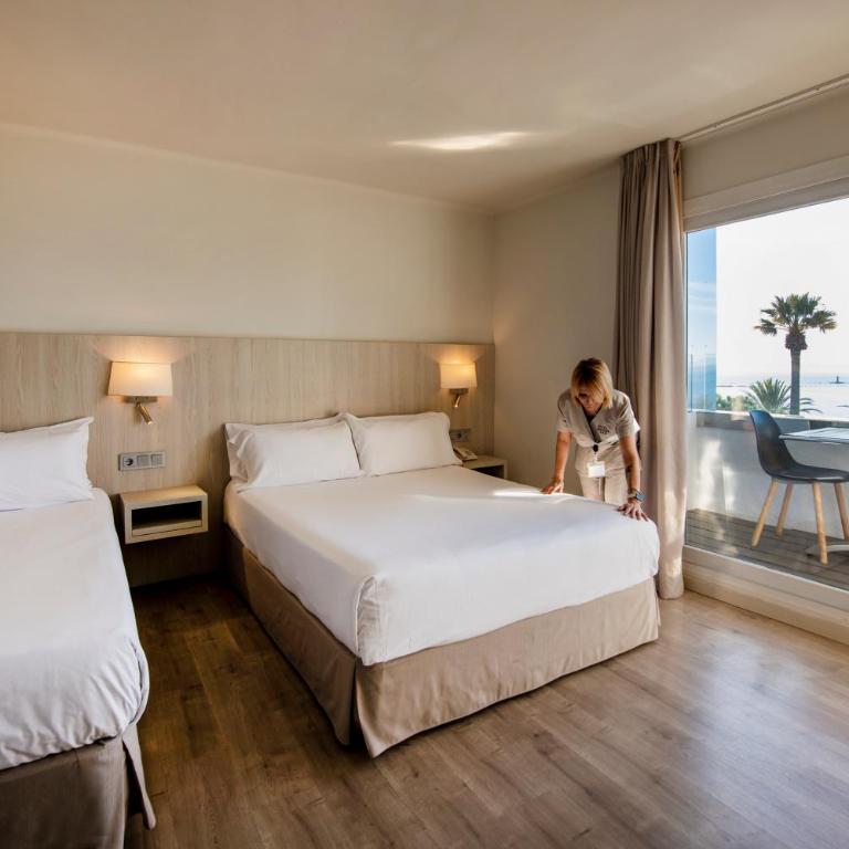 Hotel Marina - Habitación Triple con vistas parciales al mar - 11