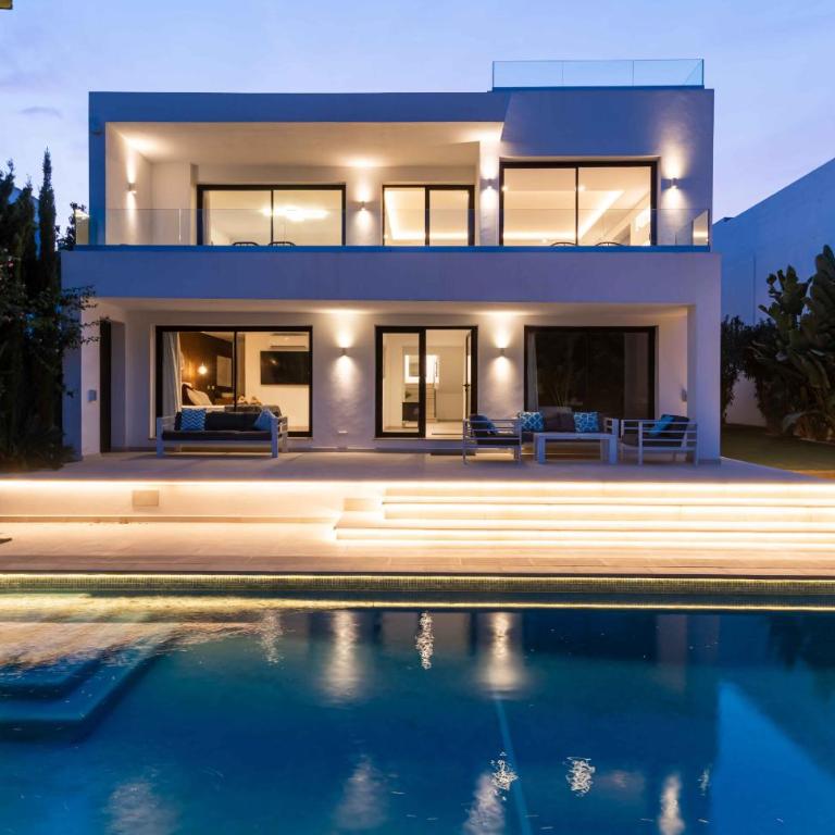 106 Private Luxury Villa, Heated Pool & Sauna - Villa Deluxe - 2