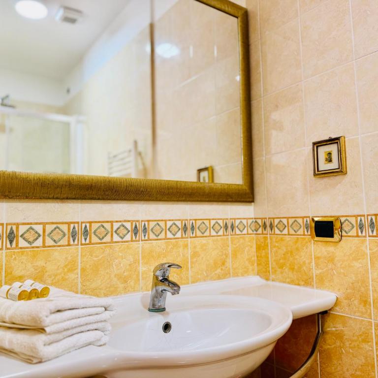 Hotel Oscar Suite - Camera Tripla Luxury - 7