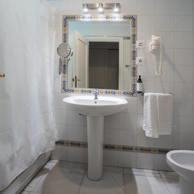 Hotel Simon - Habitación doble de Confort con balcón - 9