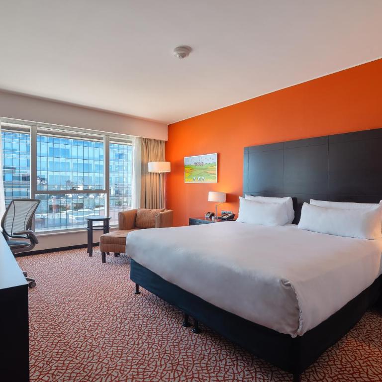 Hilton Garden Inn Montevideo - King Room with Front View - 4