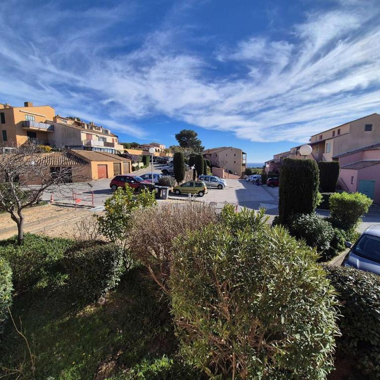 Appartement duplex, 6 couchages, parking, piscine, tennis - Appartement 2 Chambres - Vue sur Jardin - 16