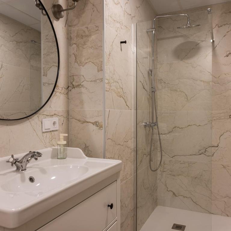 FLORIT FLATS - The Patraix Hood Suites - Studio Apartment with One Double Bed - 5