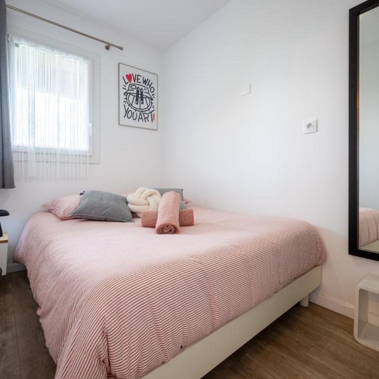 Le Ptit Charmant - 1km de la Plage - Two-Bedroom Apartment - 5