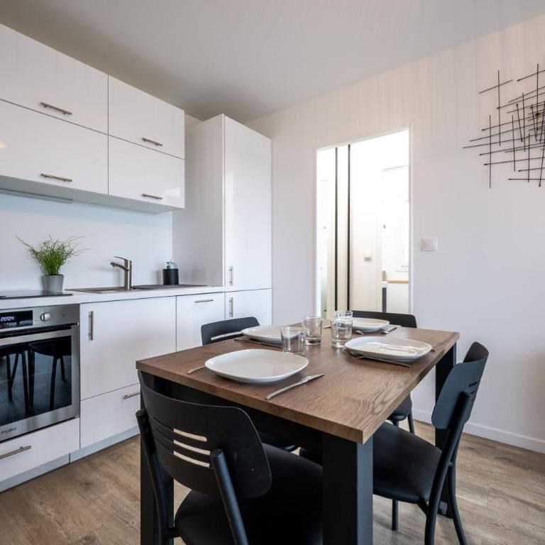 Le Ptit Charmant - 1km de la Plage - Two-Bedroom Apartment - 10