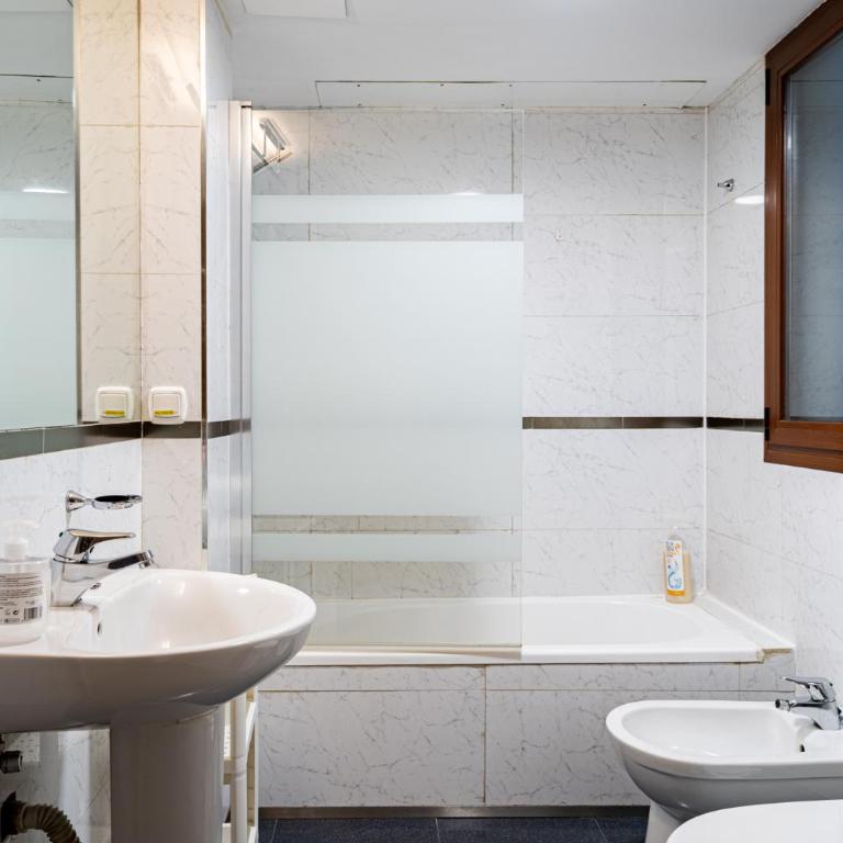 Luminoso, pleno Madrid - Two-Bedroom Apartment - 16