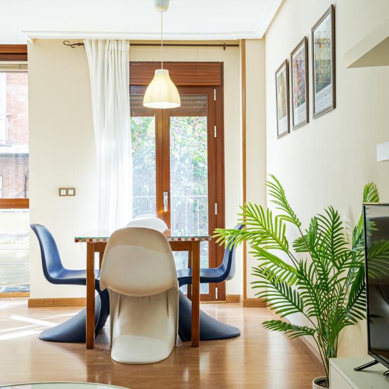 Luminoso, pleno Madrid - Two-Bedroom Apartment - 1