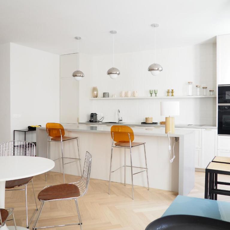 Beautiful bright apartment near Champs Elysées - Two-Bedroom Apartment - 3