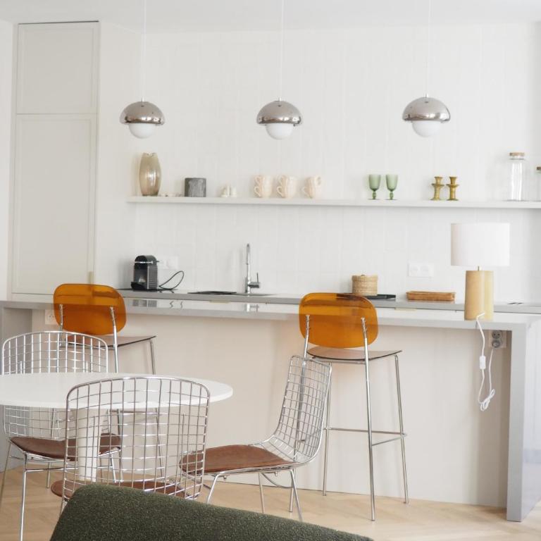 Beautiful bright apartment near Champs Elysées - Two-Bedroom Apartment - 8