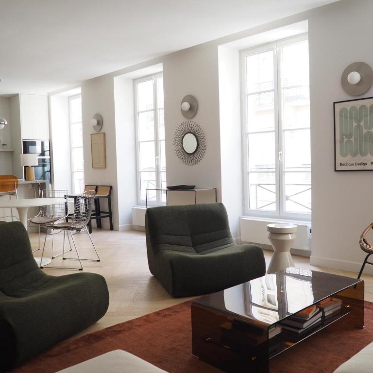 Beautiful bright apartment near Champs Elysées - Two-Bedroom Apartment - 10