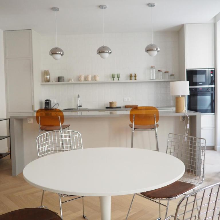 Beautiful bright apartment near Champs Elysées - Two-Bedroom Apartment - 11