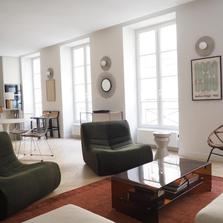 Beautiful bright apartment near Champs Elysées - Two-Bedroom Apartment - 13
