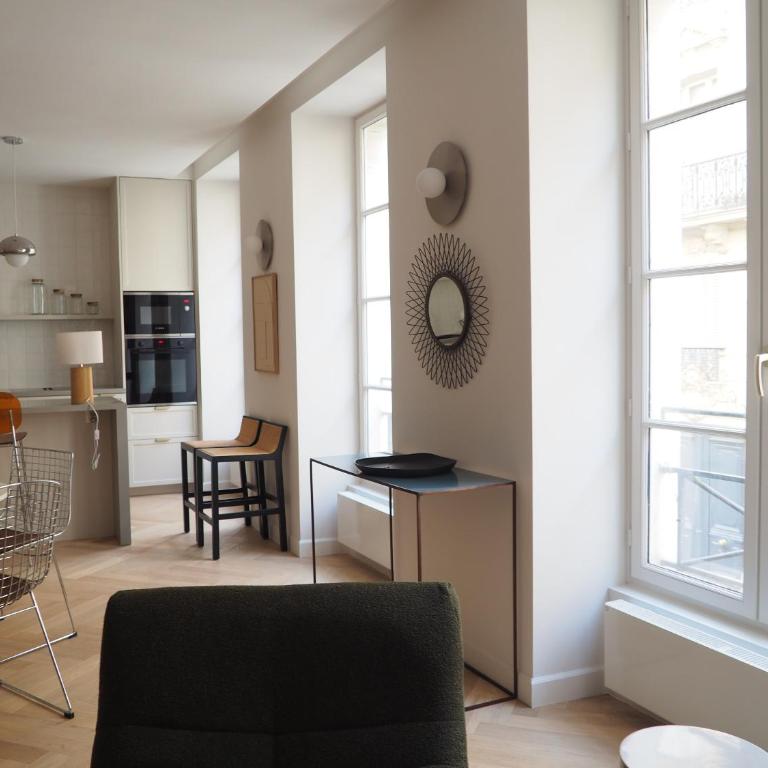 Beautiful bright apartment near Champs Elysées - Two-Bedroom Apartment - 18