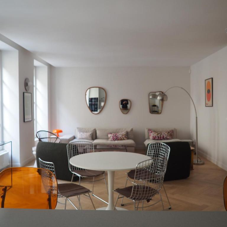 Beautiful bright apartment near Champs Elysées - Two-Bedroom Apartment - 20