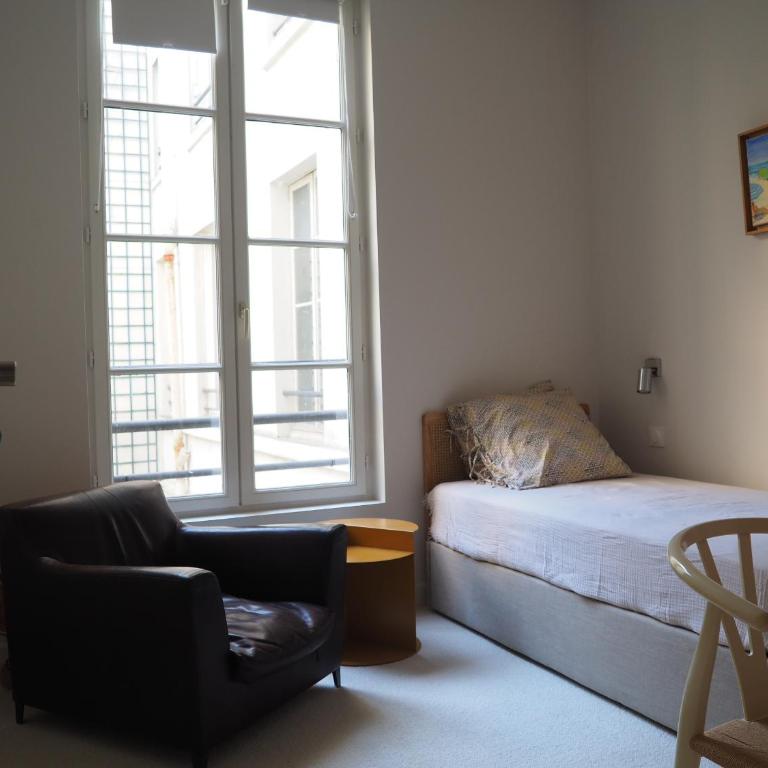 Beautiful bright apartment near Champs Elysées - Two-Bedroom Apartment - 24