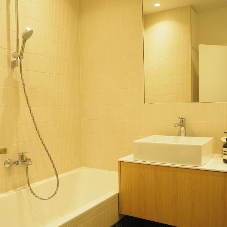 Beautiful bright apartment near Champs Elysées - Two-Bedroom Apartment - 25