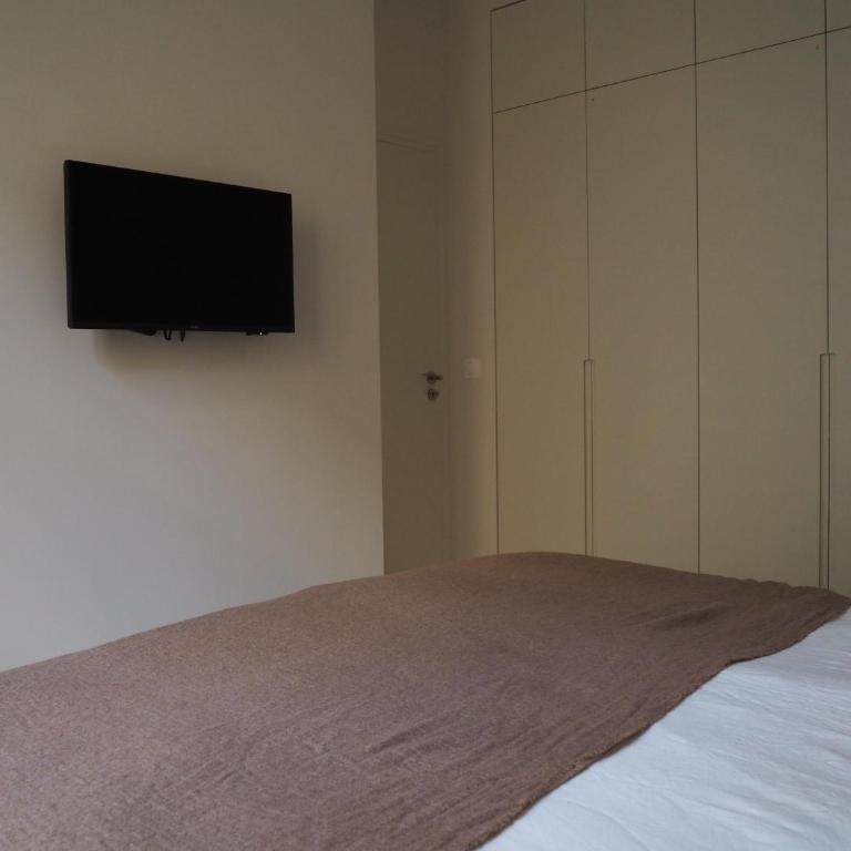 Beautiful bright apartment near Champs Elysées - Two-Bedroom Apartment - 29
