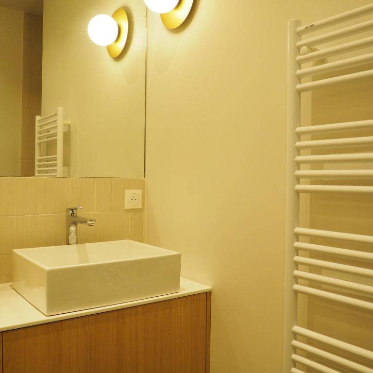 Beautiful bright apartment near Champs Elysées - Two-Bedroom Apartment - 26