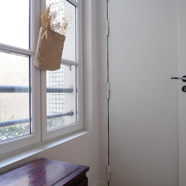 Beautiful bright apartment near Champs Elysées - Two-Bedroom Apartment - 32