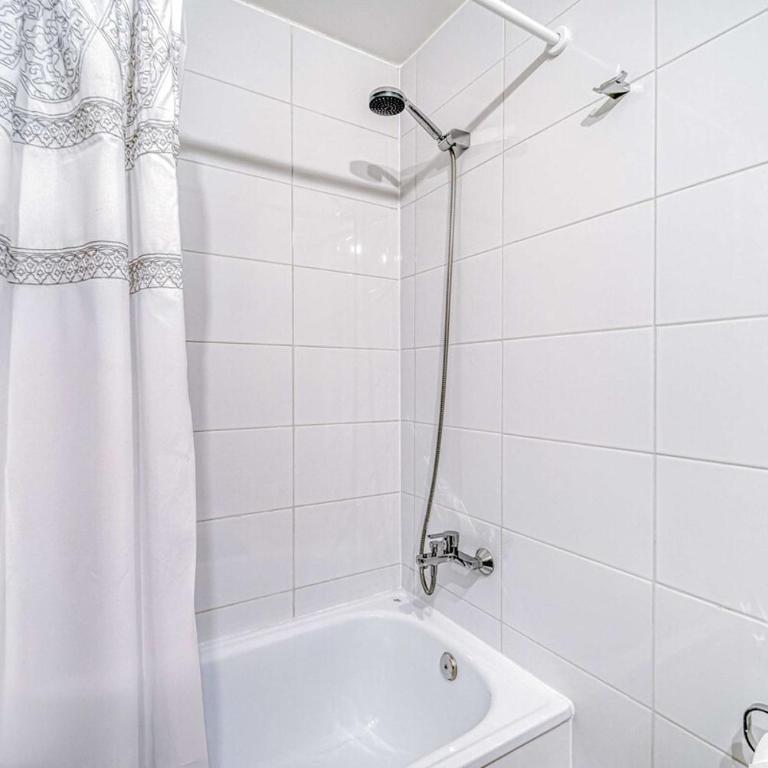 Vista Capital 2D 2B with Wifi and AC - Two-Bedroom Apartment - 16