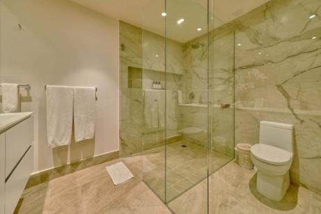 Oceanfront Indah Condo Sleeps 10 Sunsets - Three-Bedroom Apartment with Ocean View - 28