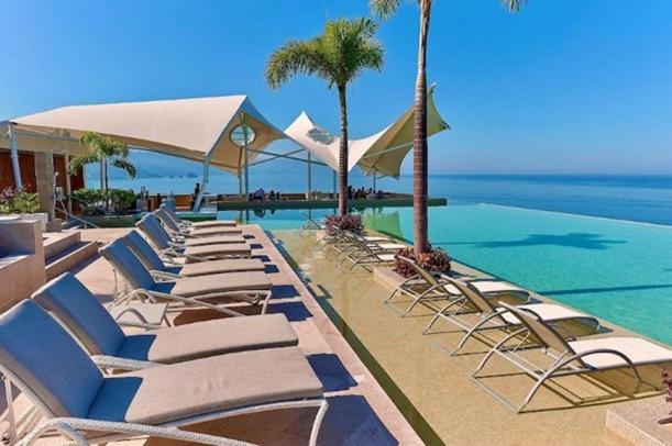 Oceanfront Indah Condo Sleeps 10 Sunsets - Three-Bedroom Apartment with Ocean View - 37