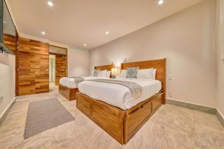 Oceanfront Indah Condo Sleeps 10 Sunsets - Three-Bedroom Apartment with Ocean View - 4