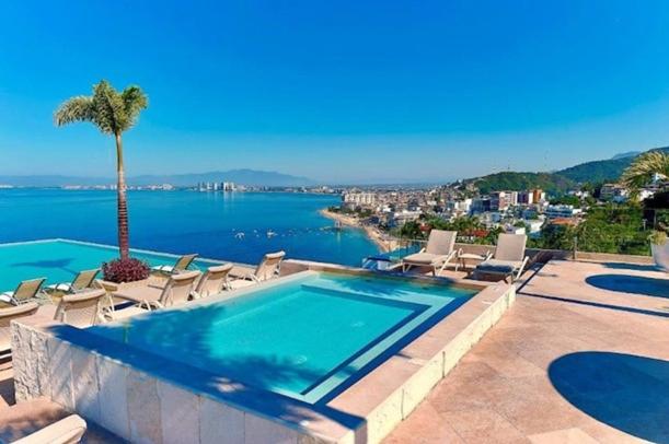 Oceanfront Indah Condo Sleeps 10 Sunsets - Three-Bedroom Apartment with Ocean View - 36
