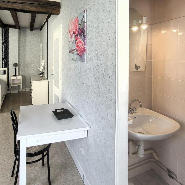 Charmante Maison De Ville - Five-Bedroom Holiday Home - 17