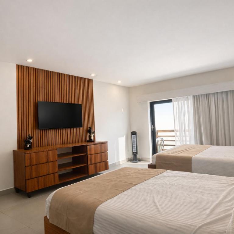 Aldea Thai Studios Steps to Beach and 5th Ave - Family Studio - 2