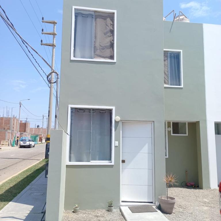 Cozy place near the airport - Three-Bedroom House - 2
