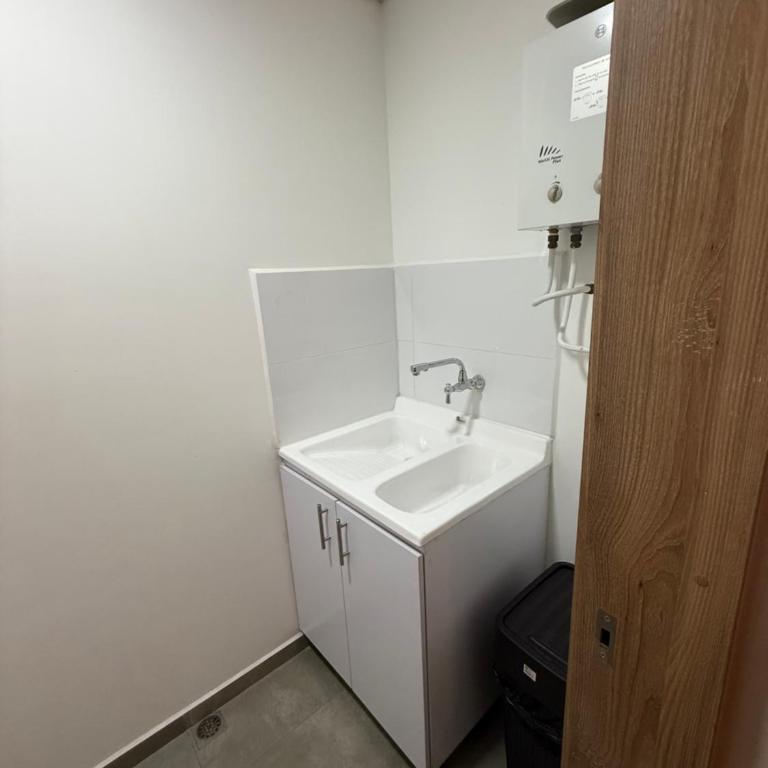 99Rentall Apt privado por piso WiFi y parqueadero privado, ubicacion Top - Three-Bedroom Apartment - 2