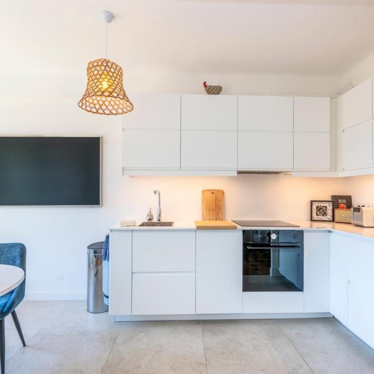 2-Bedroom Apartment with Sea View & AC, - Appartement 2 Chambres - 3