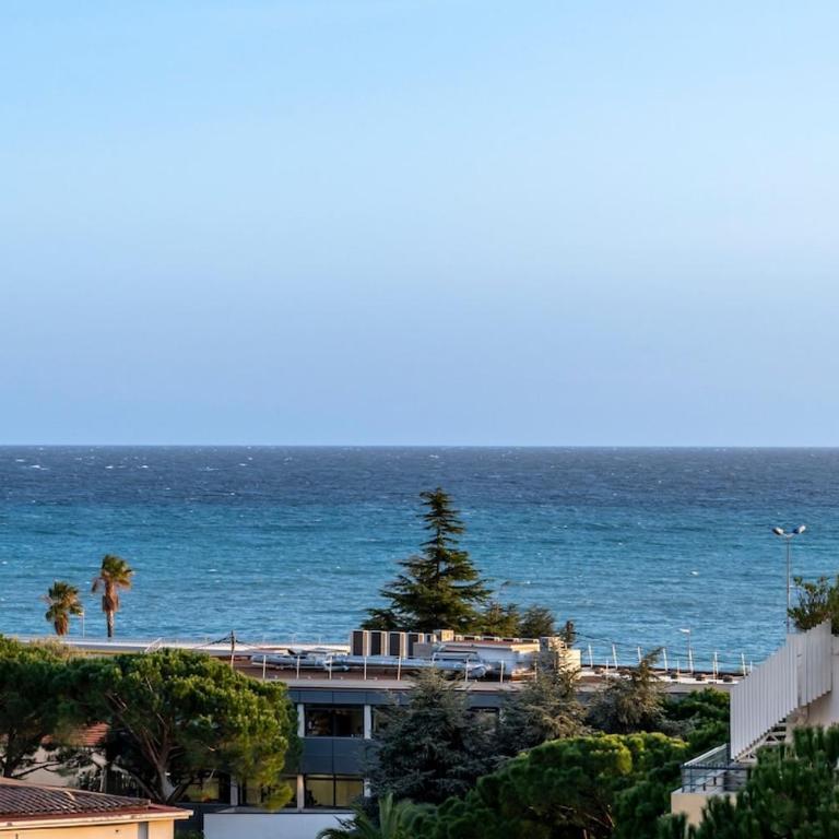 2BR Sea View Apartment with Pool & AC - Appartamento con 2 Camere da Letto - 9