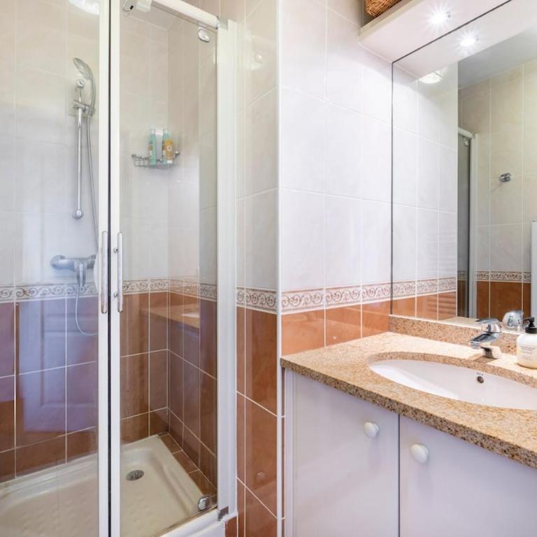 2BR Sea View Apartment with Pool & AC - Appartamento con 2 Camere da Letto - 11